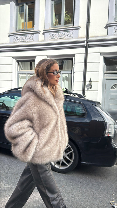 Astrid Fuskepelsjakke – Beige