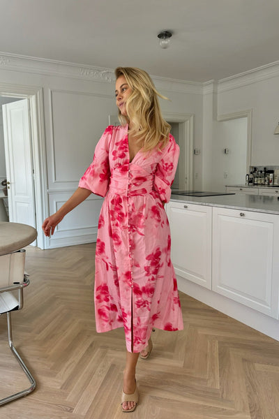 Adel Kjole – Abstrakt Rosa Blomsterprint