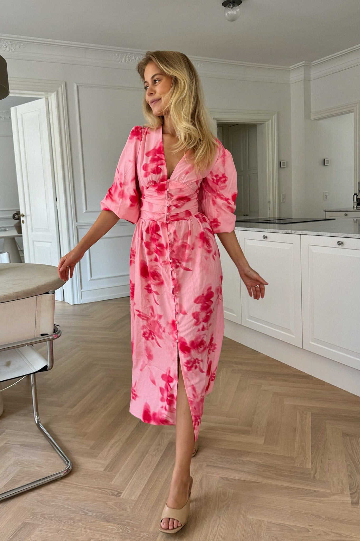 Adel Kjole – Abstrakt Rosa Blomsterprint