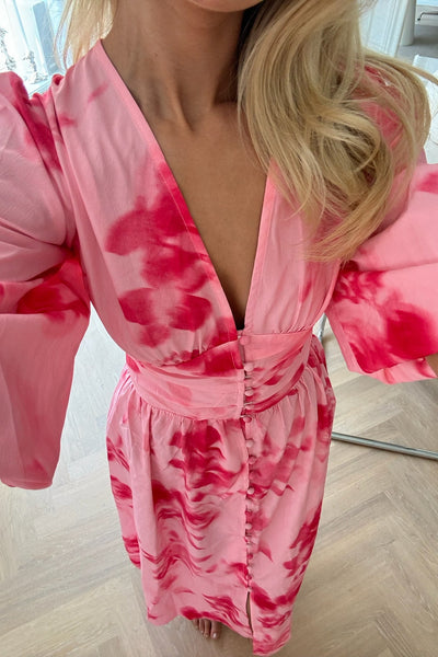 Adel Kjole – Abstrakt Rosa Blomsterprint