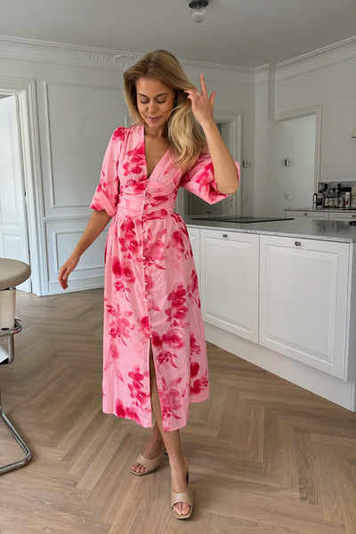 Adel Kjole – Abstrakt Rosa Blomsterprint