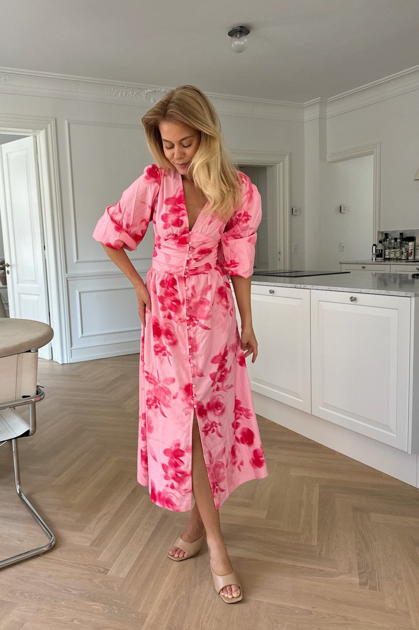 Adel Kjole – Abstrakt Rosa Blomsterprint