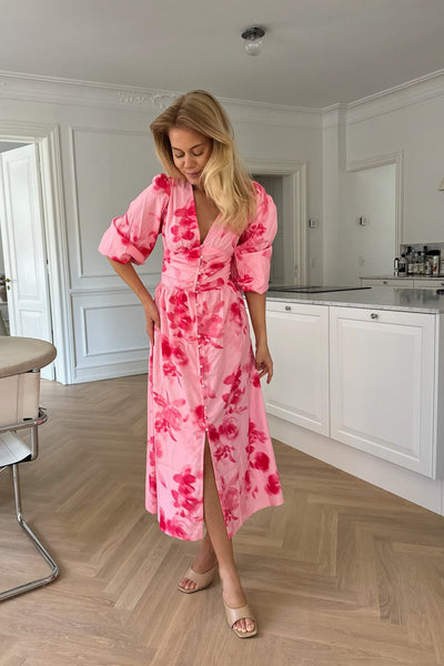 Adel Kjole – Abstrakt Rosa Blomsterprint